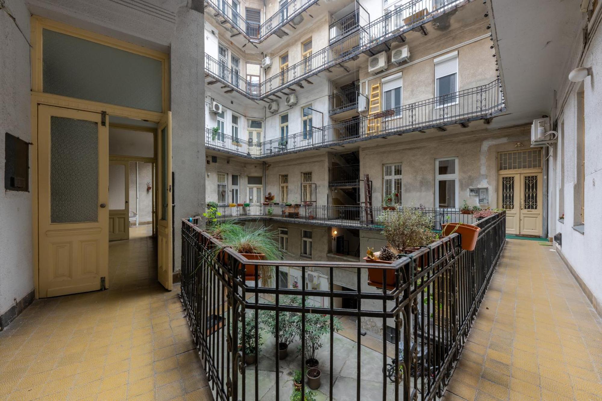 A Quiet Studio In The Heart Of The City Budapest Exterior foto